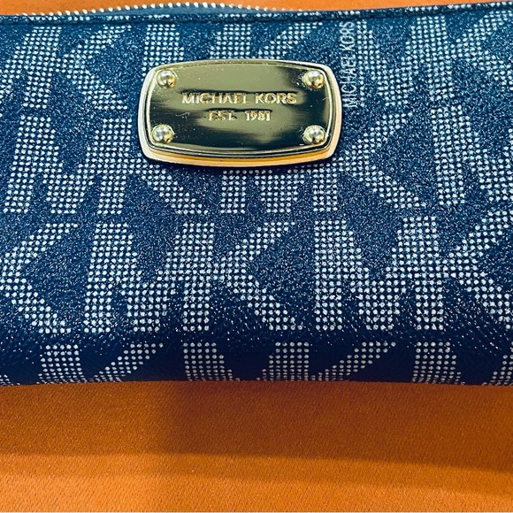 Michael Kors Zip around strikingly Beautiful Blue Wallet - Picture 11 of 11